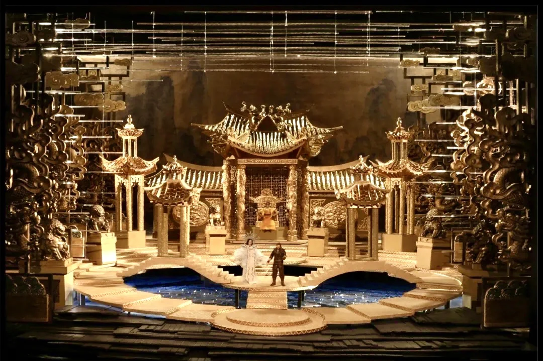 特别喜欢的一个《图兰朵》的舞台设计