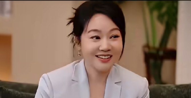 闫妮自曝离婚后，会去前夫家里一起打掼蛋，前夫的爱人也帮拿吃的，一家人氛围蛮好的。