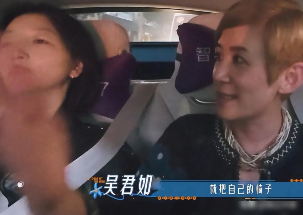 吴君如说她在片场睡觉，全组没一个人敢叫醒她。周冬雨听完眼睛都瞪大了，说完全没看出来她有脾气。
这话是在《花少》里聊出来的。吴君如讲得轻描淡写，就是拍戏间隙睡着了，没人喊，睡到自然醒。周冬雨跟她录了27天南美旅程，手挽手逛乌镇，愣是没察觉这位大姐有“生人勿近”的气场。
但细想，敢在片场睡死过去，本