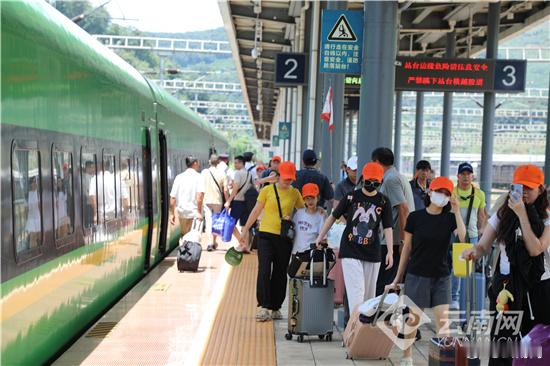 【#中越河口—老街口岸迎客流高峰#】9月1日、2日，国铁昆明局将接续在大理、丽江等地开行多趟返程定制专列，缓解大规模团队集中出行的运力压力，满足跨境游客返程需求。
作为中越交往的重要陆路门户，河口口岸正成为滇越人文交流、文旅互鉴的前沿窗口。C4242次定制旅游专列采用包列方式，保障游客赴昆 ​