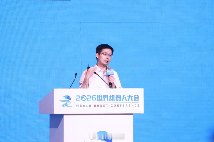 【#王兴兴预测人形机器人十年内普及#】8月19日，“人形机器人第一股”宇树科技股份有限公司登陆A股市场，成为市场关注焦点。第二天，宇树科技创始人、董事长王兴兴马不停蹄赶到正在北京亦庄举行的2026世界机器人大会，参加大会主论坛。

王兴兴是当天论坛第一位演讲嘉宾，他演讲的主题是《从展品到产品 ​