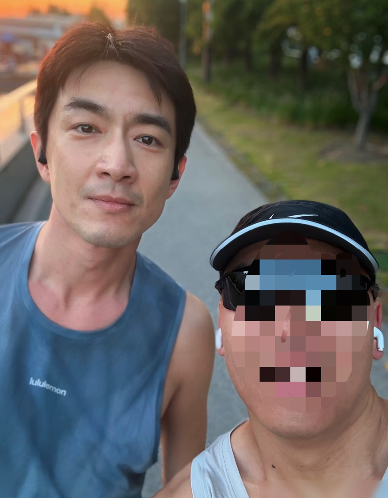 林更新这是彻底不把脸当回事了？满脸痘、胡子拉碴、大汗淋漓就敢跟路人合影。
网友偶遇他户外跑步，穿个无袖背心，素颜怼脸拍，痘痘一颗颗看得清清楚楚。换别的明星早躲镜头了，他反而乐呵呵凑上去。
早前采访被问偶像包袱，他直接反问：你们觉得我有么？他还说过，自己没把帅当回事，演完角色就翻篇，连自己演的戏都