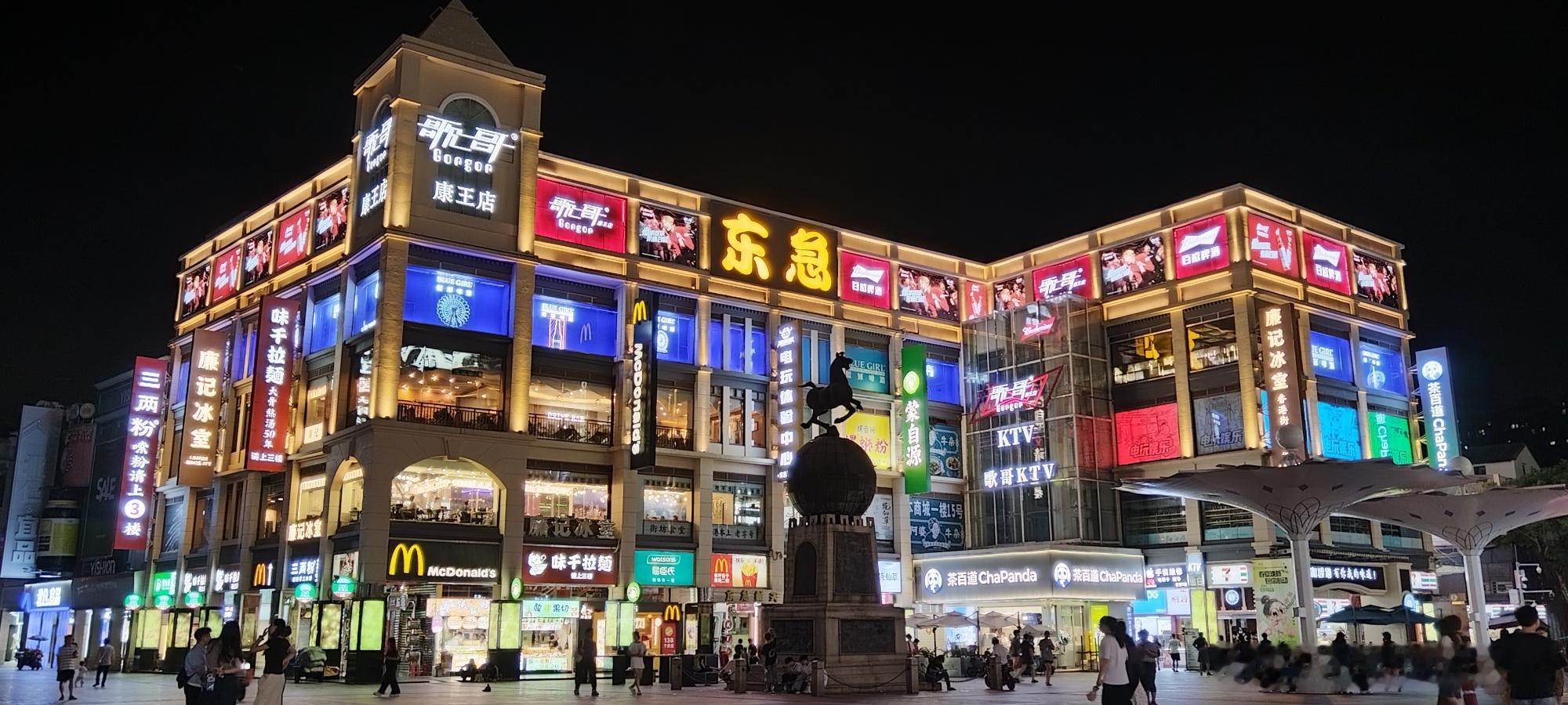 🌙夜游上下九 | 骑楼夜色里，藏着老广州的烟火与繁华霓虹初上，上下九...