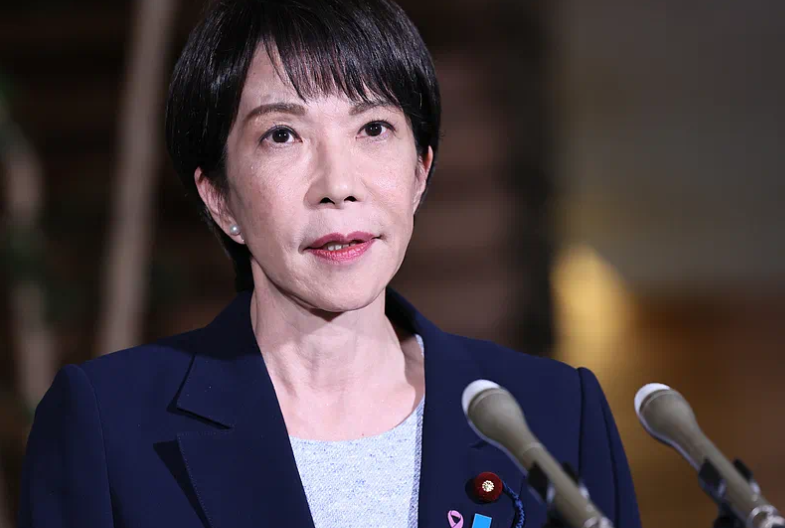 高市早苗一定要想明白！

9月15日到17日，第十三届北京香山论坛来了约100个国家的代表，日本官方防卫人员却连门都进不去；但日本前首相鸠山由纪夫，稳稳坐在了对谈席上。一拒一请之间，中方的态度比任何外交声明都清楚。

我翻这两天论坛现场的实拍素材时，特意留意了鸠山由纪夫的发言状态。

老爷子比前几年