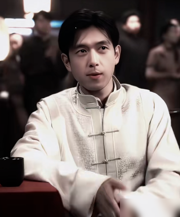 李现这张脸，前一秒还在笑，后一秒就敢要人命。
《我不是大师》里他演上官诚明，富家少爷穿西装温润得很，转头被灭门，眼神里的光啪一下就灭了。再露面混进骗子堆里，油滑、狠绝、装孙子，几张脸来回切，手都不抖。
最绝的是那场反杀戏。他盯着仇人笑，笑得特松弛，一抬手就是利落的了断。没台词，全靠眼神里的八年恩
