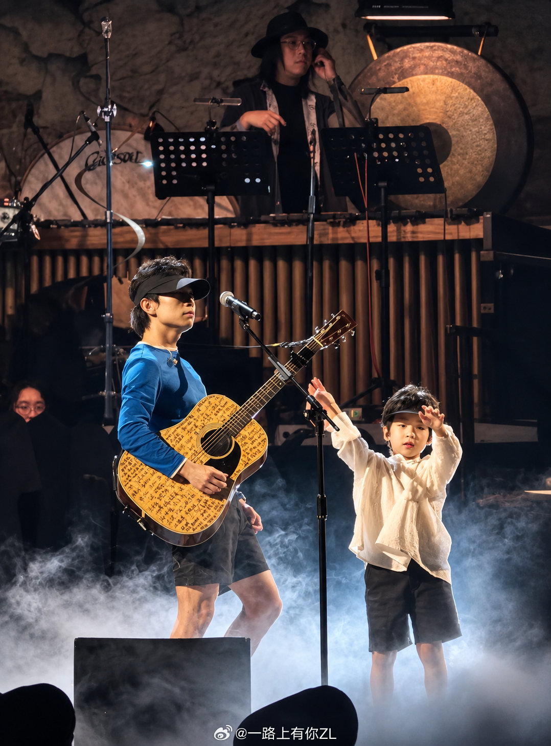 分享一张父子同台的照片[心]
#赵雷没有信号鸟巢演唱会##赵雷[超话]# ​