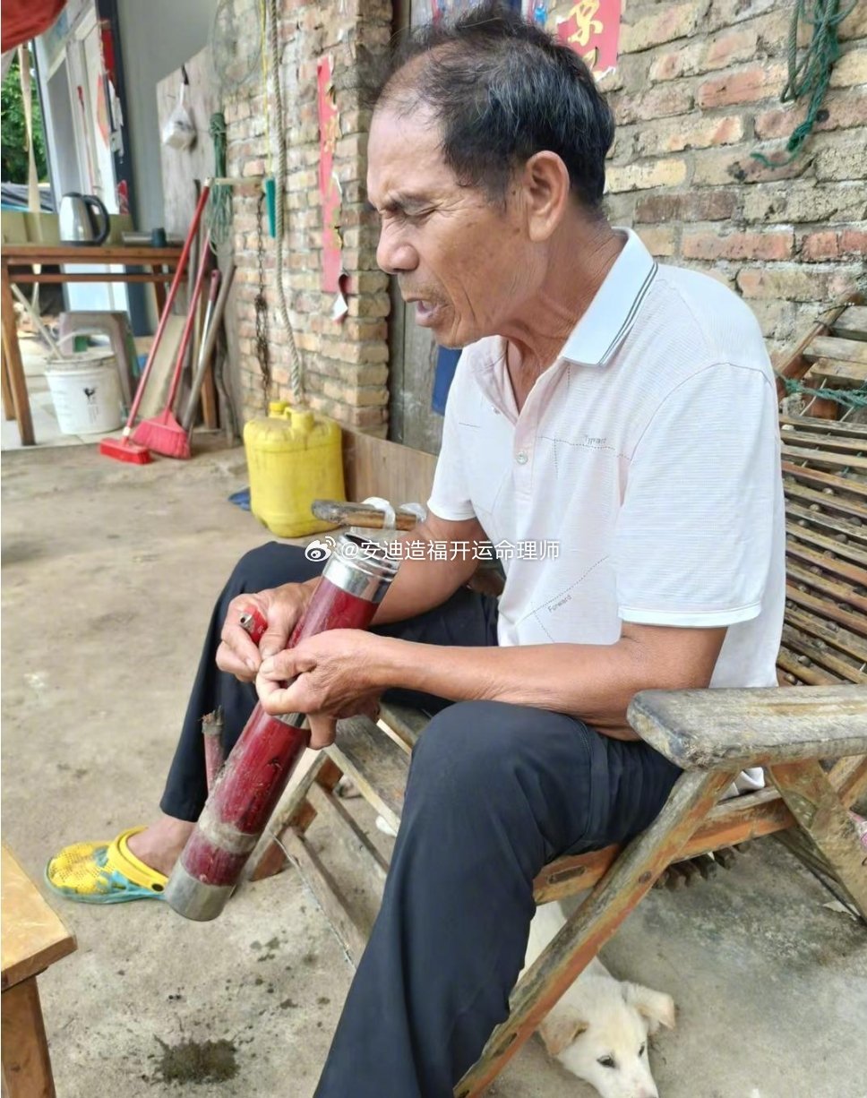 #梅姨首任丈夫称她生两个儿子后离开#
鼻翼宽厚者，习惯用善意去揣测别人，容易忽略人性里寒凉的一面。眉散神蒙奸门夫妻坐破碎！虽心地善良，但识人要观其行，不能单凭对方主动奔赴，就全盘接纳；不肯给名分、回避契约的关系，本身就藏着隐患。 ​