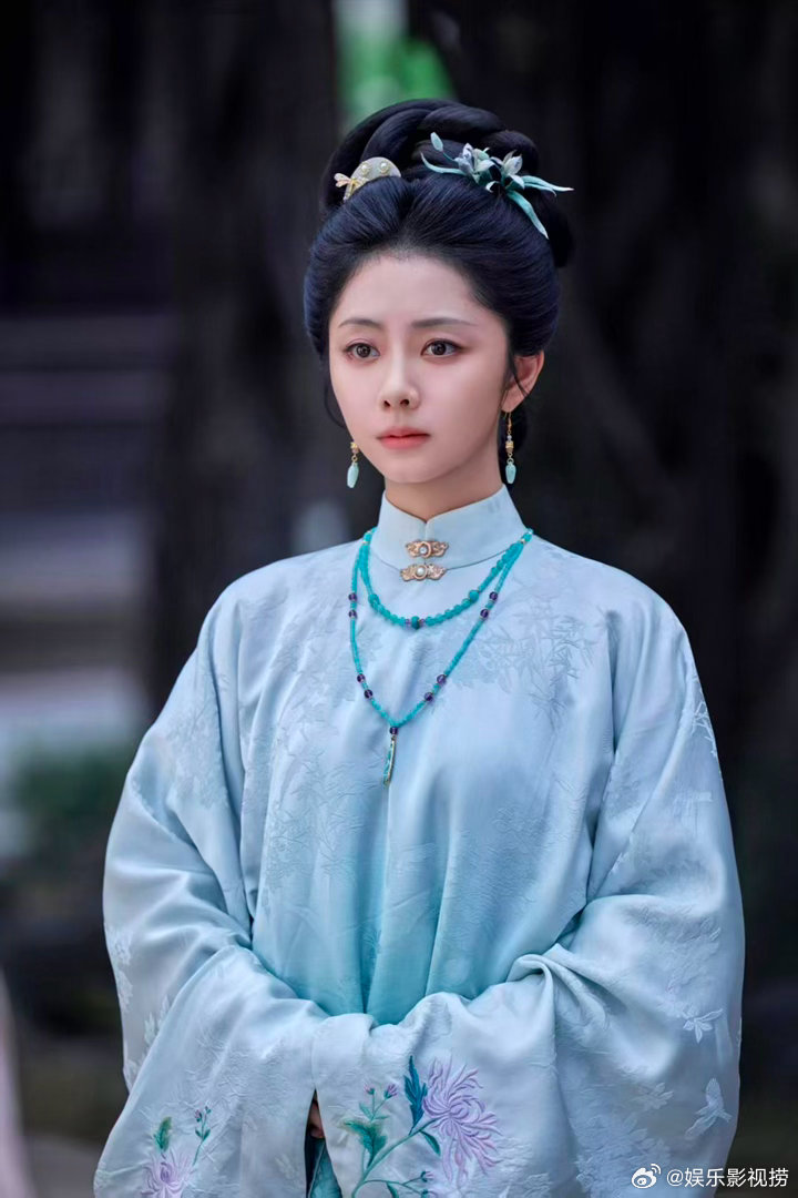 #谭松韵一天想让剧粉哭几次##谭松韵是要一个接一个告别吗# 看着她认真和每个角色道别，想起追剧中的各种片段，那些追剧的回忆一下子全都涌上心头。 ​