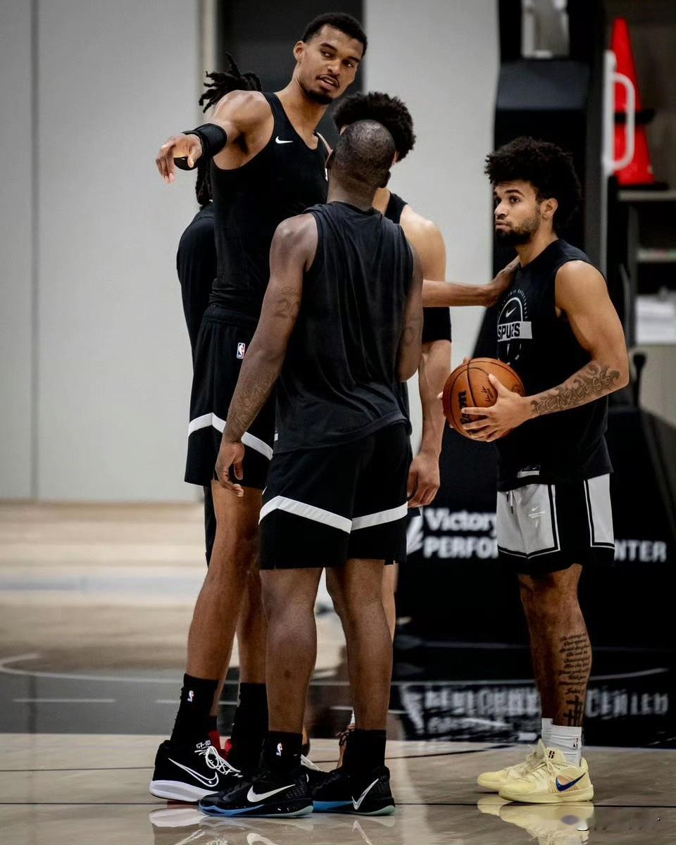 NBA新赛季30支球队巡礼【西部·西南赛区】

圣安东尼奥马刺 文班亚马已经把&