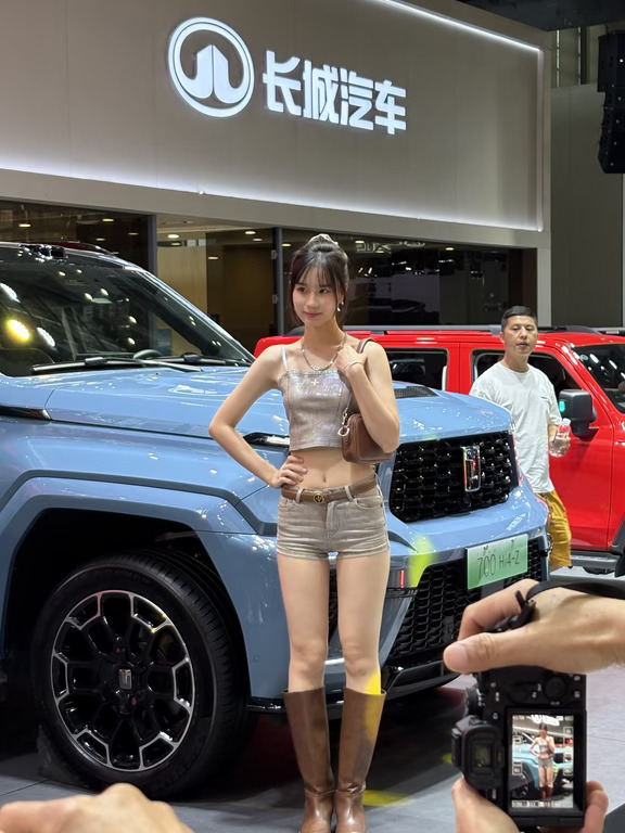 硬派美学直接戳中心巴💙
坦克700 Hi4-Z，可城可野的方盒子
城市通勤安静省电，进山越野气场全开
颜值与实力并存，这才是成年人的理想座驾🚙
	
#hashtag #坦克700Hi4-Z #深圳车展 #硬派越野 #可城可野 #坦克SUV