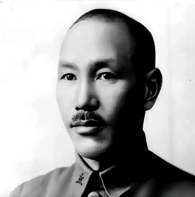 靠脸吃饭的奶油小生，硬生生靠演蒋介石改了命。
演蒋介石，前面的高山太多了，孙飞虎连蒋家人都拍手叫绝，陈道明满身不怒自威的霸气，张国立拿捏了政客的奸，王劲松透着武夫的狠。
满天神佛把路全堵死了，马晓伟怎么破局？他直接掀了桌子，绝不演脸谱化。
翻烂历史，死磕细节，硬是扒出了极少有人注意到的温和与儒