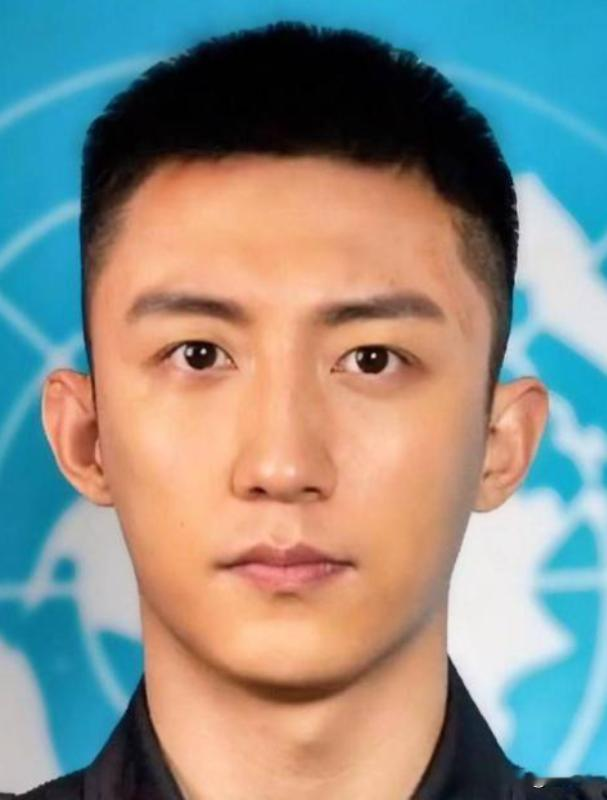 很多人都认定黄景瑜靠军三代家世拿到资源，少有人知道他早年尝过不少生活的苦。

在大众聊起带着家世标签的艺人的时候，总默认这类人是躺着就能获得出道资格，没吃过普通人四处奔波的苦，但是黄景瑜的个人经历刚好打破了这种固有的认知了。

在16岁的时候他就独自离开自己的家乡外出闯荡，第一份正式的工作是在街边烤