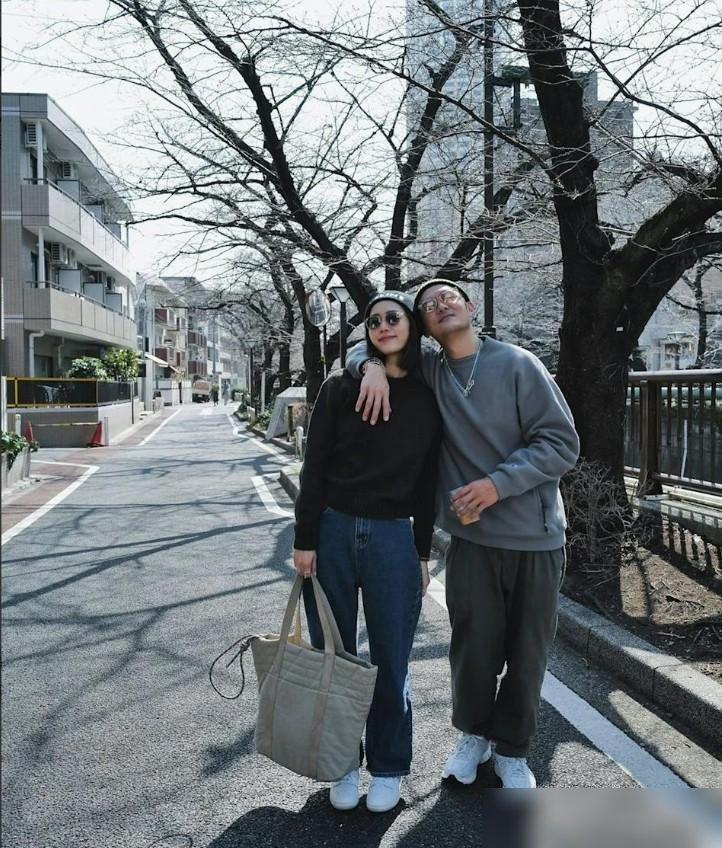 离婚证还没捂热，余文乐又跟前妻住一块了。
俩人带着孩子吃烤肉，吃完各开各的越野车，一前一后回了原来的豪宅。没过俩月，王棠云直接带着孩子和他妈，飞长沙探班《披荆斩棘》。余文乐晒照配文“家人陪伴工作”，转头还调侃前妻是冲着张彬彬去的。
台上唱《她》，台下站着她。没有互撕，没有狗血，连抚养权大战都省了
