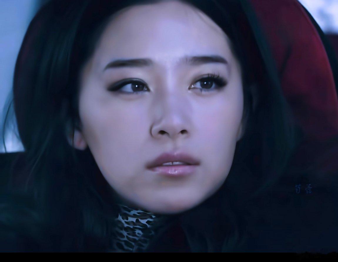 我以前对她演戏不感冒哎，感觉都不在我点上，但这是她最tough我的一个妆造。 ​