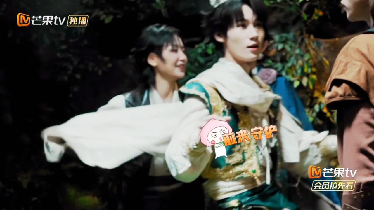 #唐艺昕张真源掌握许凯使用说明##彭昱畅张真源十指紧扣# 笑不活这段！灯光熄灭，彭昱畅张真源十指紧扣抱团。唐艺昕和真源默契配合，一句你最勇敢，直接鼓动许凯前去开灯。#密室大逃脱# ​