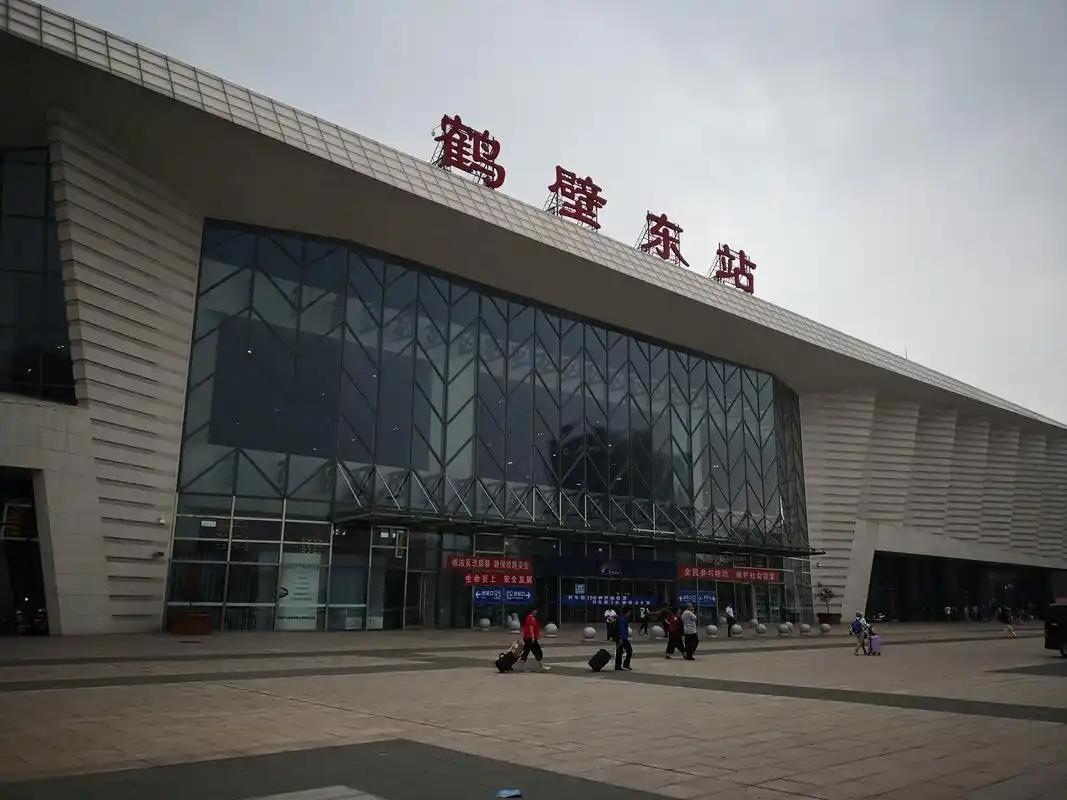 那么小的城市，那么少的人口，鹤壁市凭什么在京广高铁上设置高铁站？
 
鹤壁是河南面积、人口最小的地级市，但它是法定地级市，线路正好贴着新区走，站距条件刚好合适，辐射人口远不止本市，并不是破例增设的县级小站。
 
1、行政身份：它是正经地级市，早期京广高铁优先覆盖地级中心
 
京广高铁京郑段（河北‑河