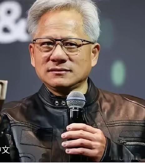 英伟达CEO黄仁勋重磅发声。
北京时间9月15日，英伟达CEO黄仁勋接受采访时说了句大实话：在中国，没人谈“AI末日论”。美东时间9月14日，黄仁勋在洛杉矶参加科技峰会时，台上突然接到特朗普的电话，特朗普直接说AI末日论是骗局，黄仁勋当场回了一句你说得对。同一天，他在采访中又补了一刀，说中国对AI的
