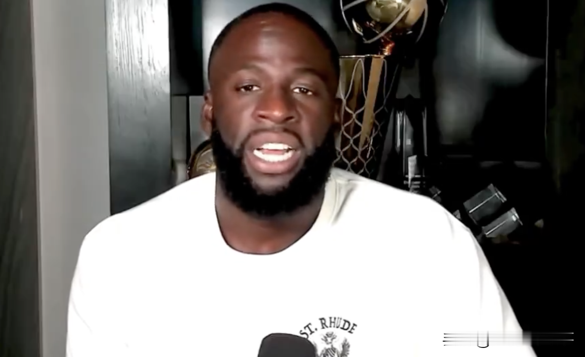 追梦格林这家伙不是一般人，他不仅把裁判尺度吃透了，还把NBA潜规则也吃透了。
追梦的防守，从来不只是身体对抗，是一整套心理战加规则战，他知道裁判什么时候会吹，什么时候不会吹。
更衣室那套他也门清。 跟杜兰特吵架，管理层让他道歉，他当面笑出声，他知道勇士离不开。
联盟潜规则他也吃透了。 球员流动、球队