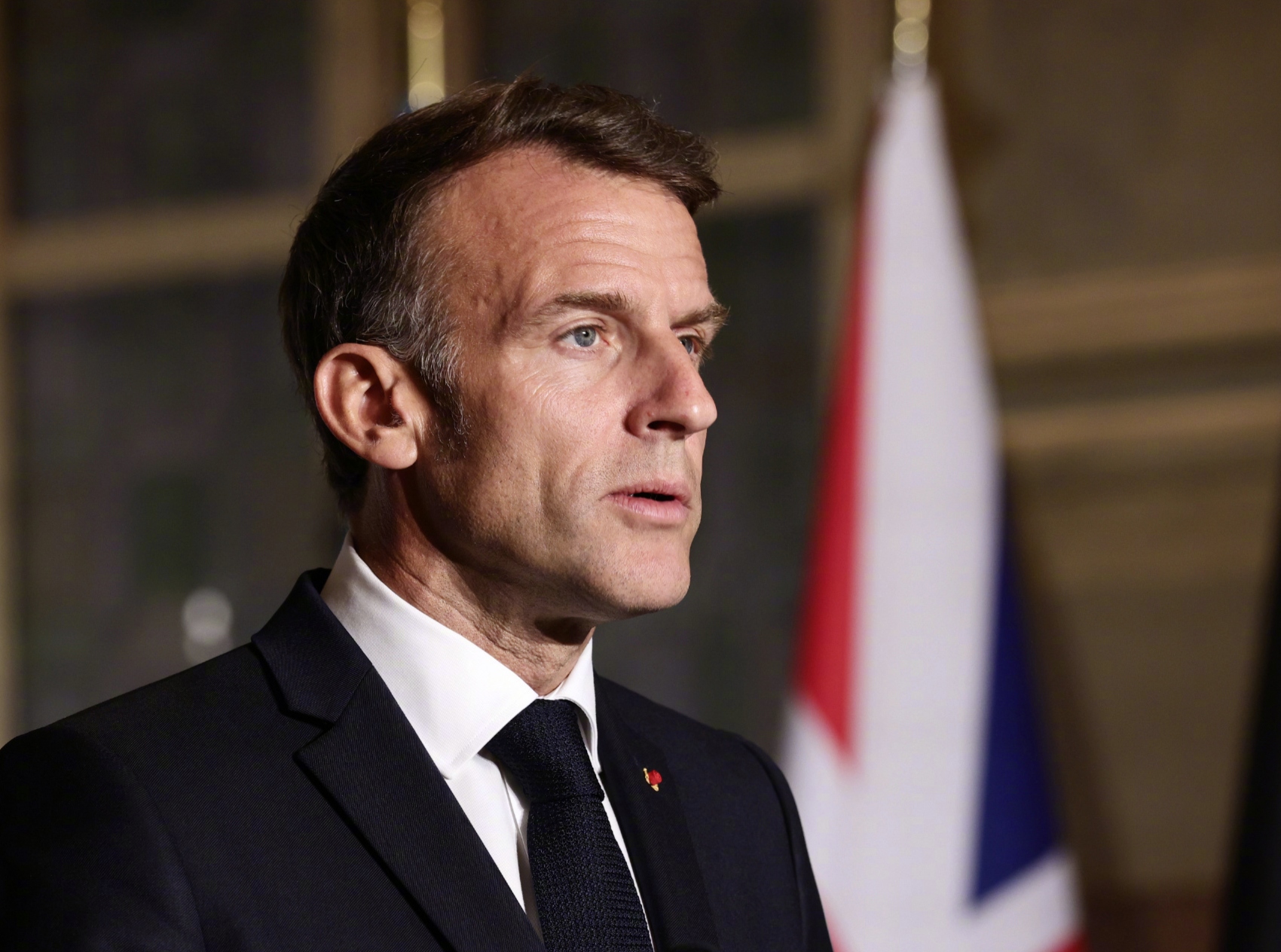 法国总统马克龙称，由于欧洲国家正在支持乌克兰，而乌克兰也在打击俄境内的能源设施，因此，俄可能将欧洲视为潜在目标。感觉马克龙有点多虑了，确实有这种可能性，不过可性不大。因为俄乌现在难分伯仲，俄连乌克兰都搞不定，又怎么可能会对欧洲动手呢？即便是美国也做不到多线作战，何况被乌克兰消耗多年的俄了。