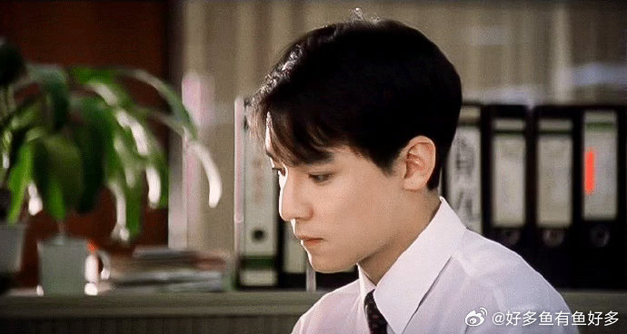 #吴彦祖一出手就是香港电影级别的##吴彦祖自带控场气质#吴彦祖出场氛围感直接拉满，一出手就是香港电影级别质感，强大的控场气质浑然天成，举手投足之间，满是港片男神独有的张力。 ​
