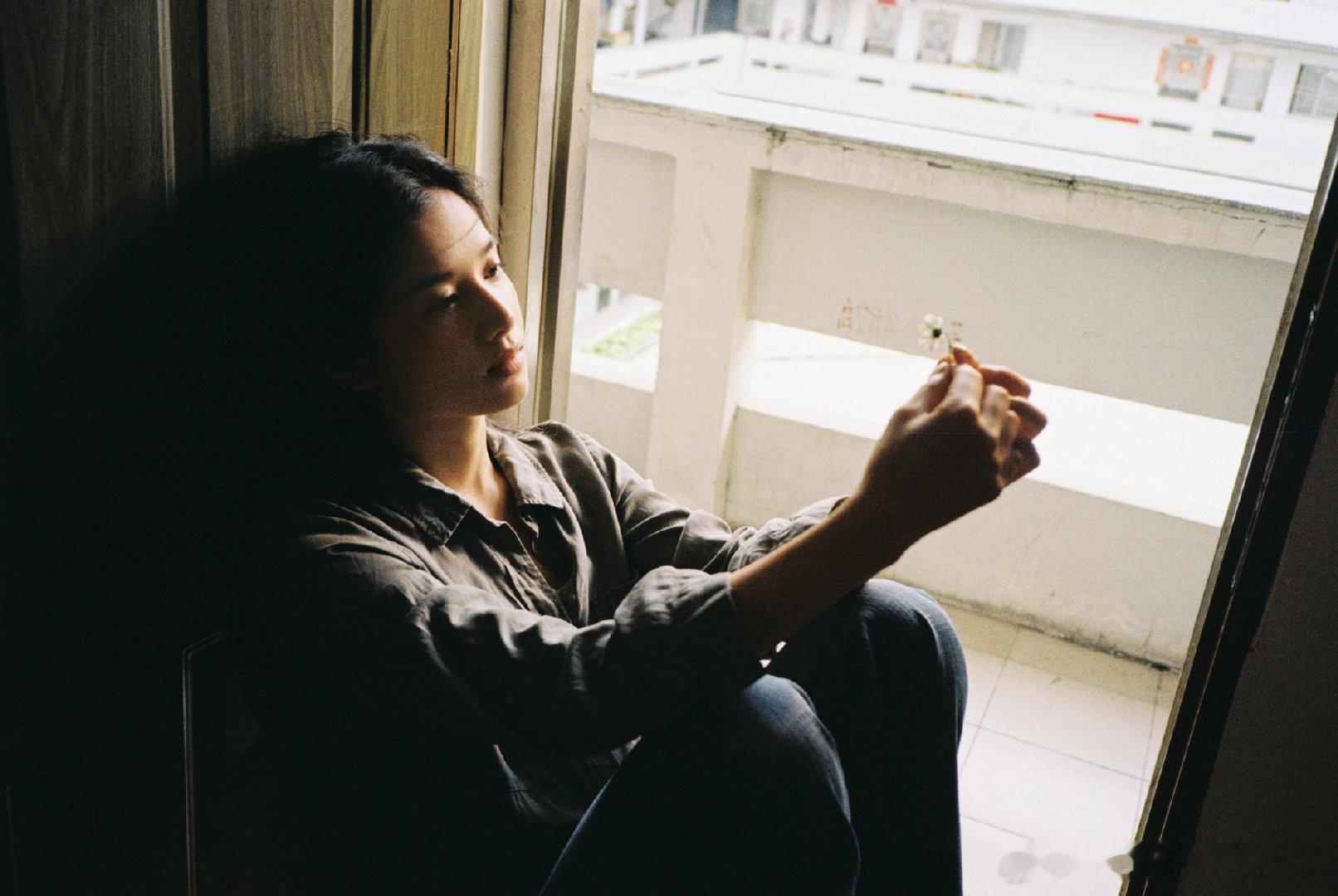 #张婧仪[超话]#  忙完一天的琐事，点开你的新动态，所有疲惫都软下来。能在自己的节奏里，安安稳稳喜欢你，是生活偷偷给我的糖#张婧仪苗靖##张婧仪野狗骨头##张婧仪代言比亚迪秦MAX# ​