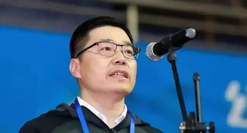 中国男篮打不进世界大赛的病根，难道真以为关起门来多练两个月就能治好？
郭振明这番表态一出来，直接把不少球迷给整不会了。
亚运会提前关门练了整整四个月，结果场上还是战术脱节、失误不断。现在给出的调整方向，居然是嫌四个月太短，以后考虑直接加码到半年。
难怪评论区全在阴阳怪气：半年不够干脆直接练满一
