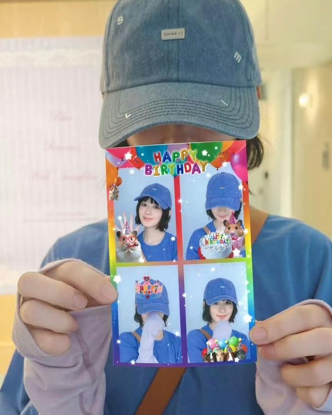 内娱女明星过生日要是没搞九宫格精修高定大片，那多半是手里的底气已经攒够了。
看看赵丽颖这次39岁生日晒的照片，浅色便服、随手扣顶棒球帽，脸上几乎看不出什么隆重妆造。
没有借礼服争奇斗艳，也不见铺天盖地的营销造势。这种松弛感，换十年前那个在横店连轴转、一年恨不得泡在剧组三百多天的小花身上，几乎是不