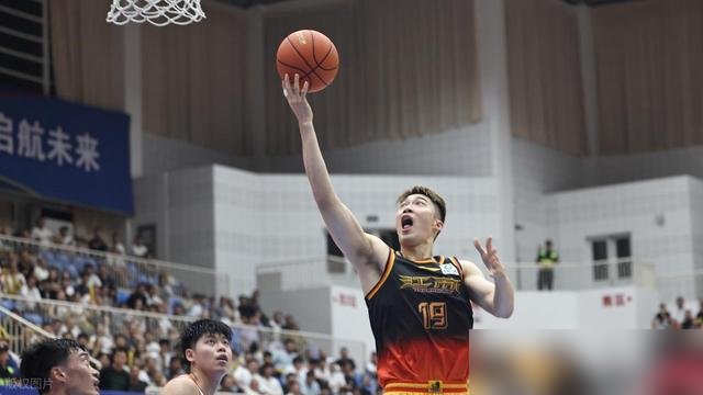 CBA球迷注意，咪咕这波操作直接把转播门槛焊死了。
50帧高帧率，HDR超清，AI专门优化高速运动画面。说白了，就是让你看清每个假动作的汗珠子，看清裁判到底瞎没瞎。
再看看他们手里的牌：世界杯全量直播，西甲四个赛季独家，英超三年新媒体独家，中国之队未来四年全免费。连ONE冠军赛都拿下了。一年版权