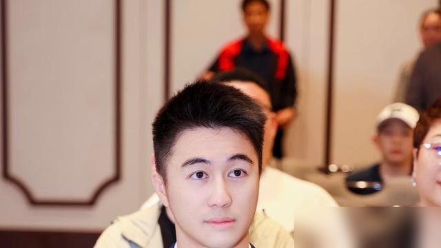 何猷君一句“家族骄傲”，直接把奚梦瑶送上了豪门牌桌的C位。
维密大秀，奚梦瑶背着巨型鎏金翅膀压轴，刘雯没这待遇。八年前那一摔，多少人等着看她笑话，如今人家翅膀比谁都大。
再看手腕，22只龙凤金镯，四太亲手给戴上。婆婆当众致谢，说她为家族添丁、融入家庭。
何猷君晒视频配文“pride of th