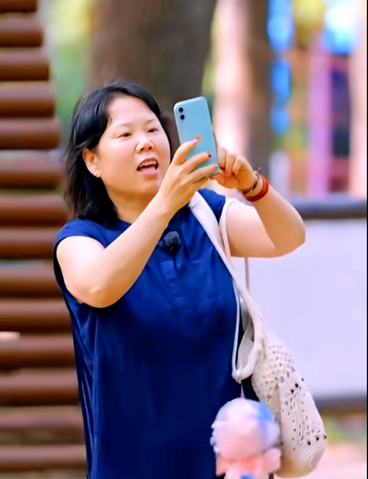 奥运冠军张家齐打小在北京长大，可她妈妈一露面，不少网友都犯了嘀咕：这长相和说话调调，怎么看都不像北京土著
 

北京土著女人的特点挺鲜明，说话脆生，性子飒爽，一张嘴就带着大张伟那种标志性的京腔。张家齐妈妈身上完全没有这种大咧咧的气质，眉眼温婉秀气，说话软糯，反而更像两湖特别是湖南那边的长相
 

张