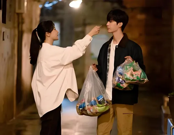 “他攥住你胳膊的力度，还记得吗？”朋友说想挽回前任时，我点破了那片被她...