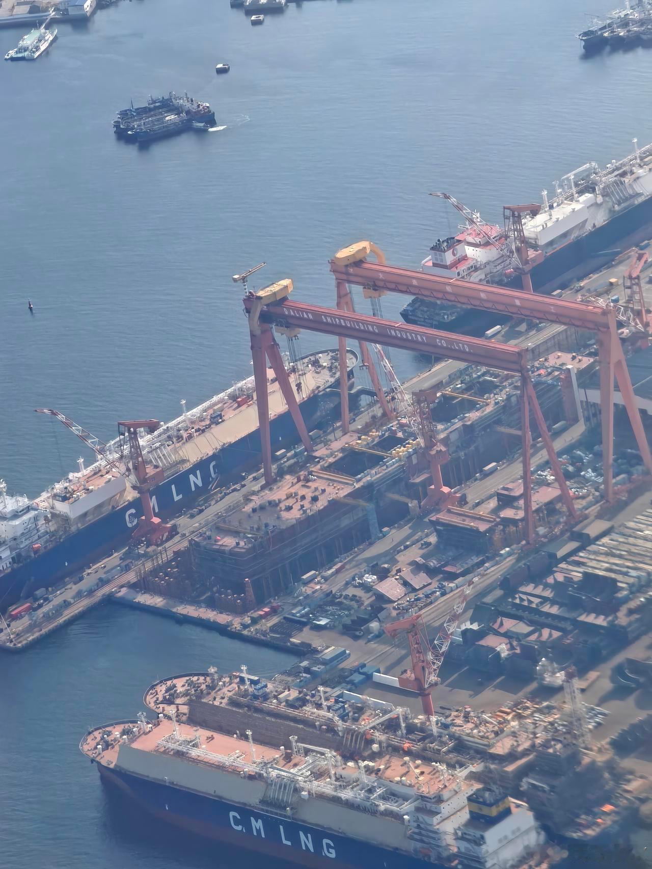 第三块外飘模块已经安装：
1、004第三块外飘已经安装，是左舷的第二块。
2、第一块外飘是右舷的，比较小。此前安装上去之后就没再叠加上层模块了。
3、从第一块外飘的安装位置，可以得知004的外飘相比福建舰要高很多。
外飘模块安装在更低的位置，与福特类似。（可以用机库地板位置去做参照）
如此：可 ​