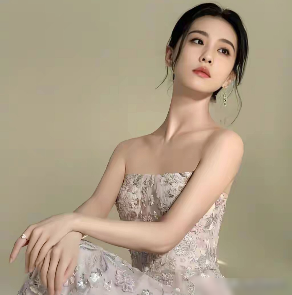 吴奇隆一句家里的事全看刘诗诗心情，直接把传言干沉默了。
2025年2月那笔5%股权转让，被传成离婚分家产，结果上海婚房纹丝没动，俩人也压根没离。外界吵翻天，刘诗诗愣是一句没争辩，转头穿着新一季高定走红毯，该营业营业，该低调低调。
再看吴奇隆，早年就喊她家里的领导，媒体拿她演技说事，他直接回我从来