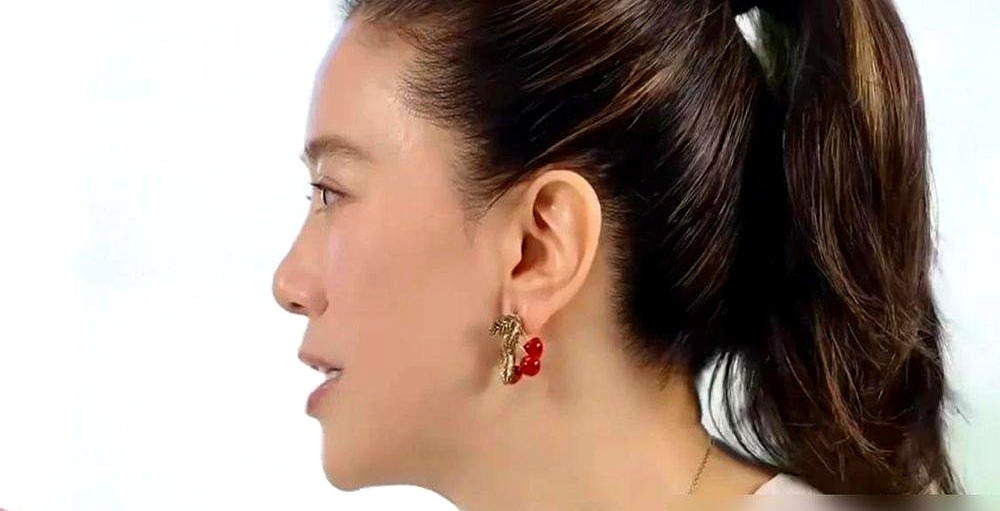 就因为19岁儿子说了一句没礼貌的话，袁咏仪直接当场翻脸，开启冷战模式。

张智霖在旁边怎么当和事佬都没用。年轻时谁都敢怼的靓靓，在儿子立规矩这事上彻底寸步不让，直接撂下一句：不理他，让他自己想明白。

转头聊起老公，她倒是一脸通透，调侃夫妻感情“还可以，过得下去”，甚至能坐一起看张智霖跟别人拍亲密戏
