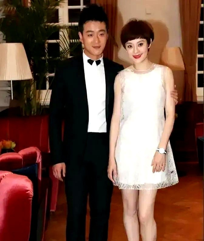 当年邓超和孙俪结婚，坐在台下的佟大为反常地一杯接一杯把自己灌醉，眼眶通红。

邓超赶紧过来收走酒瓶换上温开水，孙俪也过来劝他别喝这么猛。其实大家不知道，当年拍《玉观音》，刚出道的孙俪连着NG七回急得躲道具箱后抹眼泪，是佟大为站出来替她扛责任解围，从那时起孙俪就一直拿他当亲哥。

送客时佟大为被邓超搀