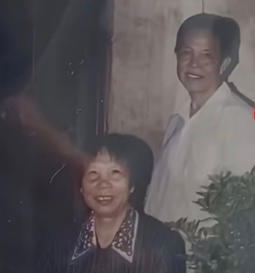 #老伴去世103岁爷爷暴瘦70斤#
看照片对比真的有点疑惑，爷爷原本看着本身就很瘦，暴瘦70斤这个数据实在太离谱了，很难想象原本体重得有多少，这个数字多少有点夸张过头了… ​