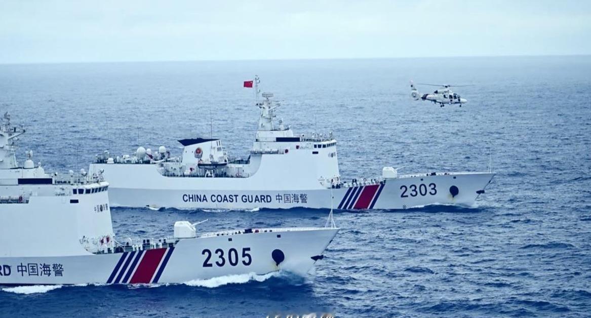 嘴上喊得凶，手上全是空。
7月23日，菲律宾两艘公务船闯进黄岩岛，中国海警水炮一喷，现场菲船调头就窜，连喊“糟糕”。三天前在仁爱礁，菲方“坐滩”军舰放小艇冲撞中方巡逻艇，人先动手，事后倒打一耙。三天后又在东盟外长会前闹这一出，马尼拉街头那场欢迎晚宴的椅子还没摆齐，海上戏码就抢了先。
可东盟没人接这茬