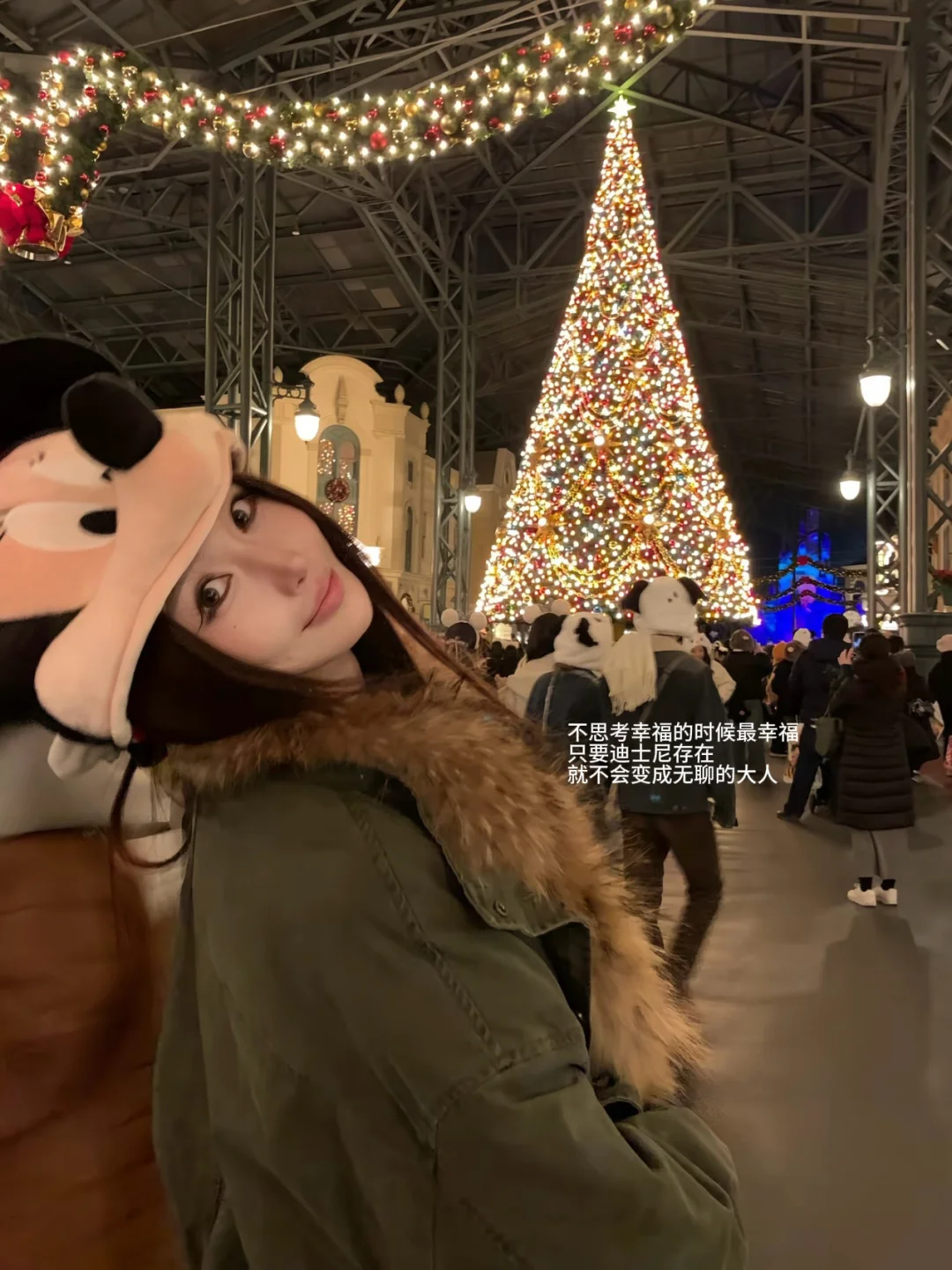 频繁地记录着🎄幸福就像是圣诞树顶的星星