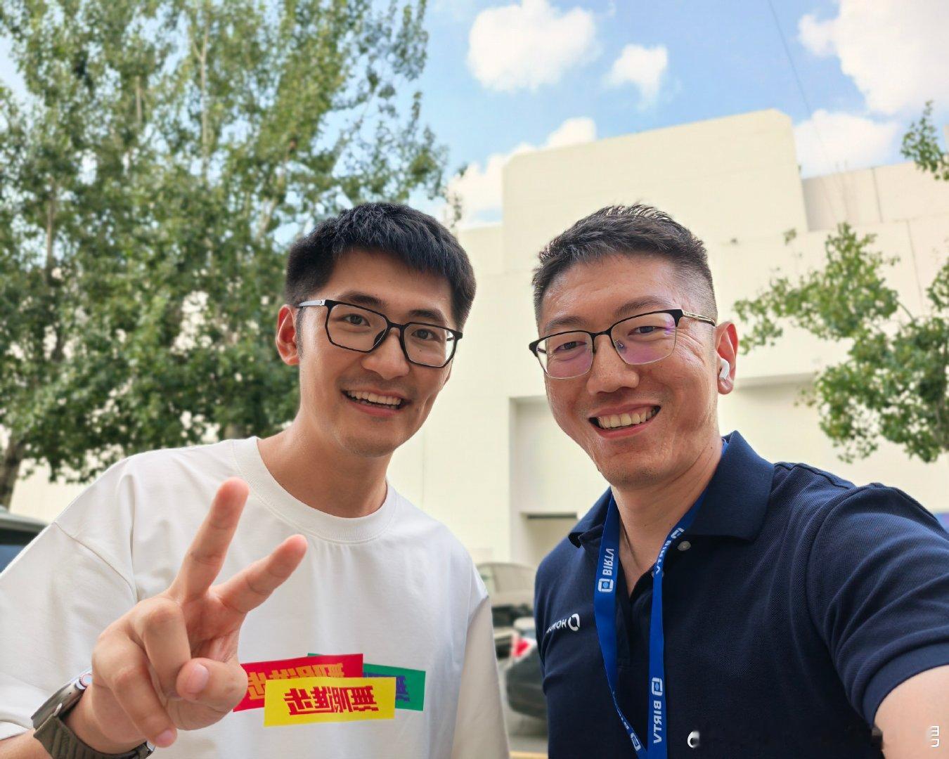 BIRTV 追个星。
被 Tim 老师嘲笑说我 robot phone 没他用的熟练。#荣耀robot phone##荣耀[超话]# ​