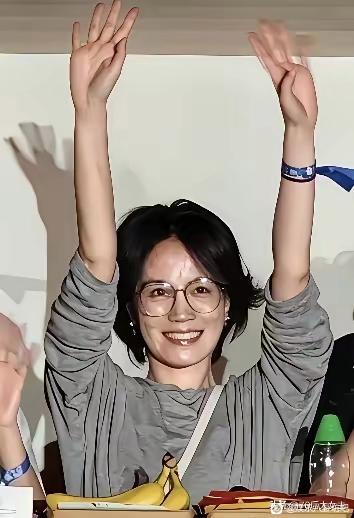 终于理解谢霆锋了
在8月22日那英演唱会上，57岁的王菲，被那英点名时，赶忙举手示意，那英一句：还带个眼镜，立马摘了配合，略显害羞地微笑，善良可爱的样子我一个女的都看了好多遍
开心地摇着闪光棒摇摇晃晃唱着歌，皮肤白嫩得发光，这状态像极了《相约九八》那个梳着两个发髻的女孩，说她只有30岁都 ​