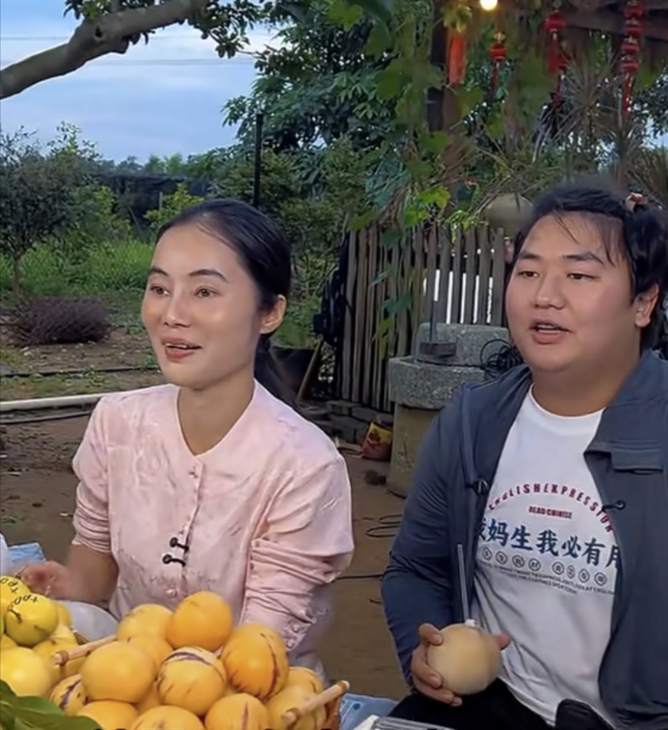 全进华正和一美女搭档直播卖水果，
有一网友发弹幕问这美女是不是他的女朋友，
美女连忙澄清：
“不是，我这年龄可以当他妈了”。
猜猜全进华怎么接话？
他说的是：
“她不是我的女朋友，
她都那么老了”！
那个美女修养极好，
没有生气，
只是哭笑不得回了一句
“我可以说自己老，
可你不可以说我老呀”！
自