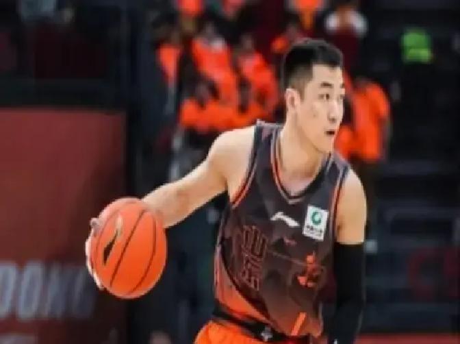 联赛才刚打完第一轮，管理层就收拾行李亲自跟队飞客场，山东男篮这口锅邱彪恐怕真背不动了。
揭幕战不敌辽宁，球队连口气都来不及喘，直接被推到了浙江客场。
管理层甚至罕见地随军督战，直接挑明态度：坚决不接受两连败。这种阵仗放在整个联赛都少见，明摆着是把生死线划在了台面上。
邱彪现在的处境极其被动。