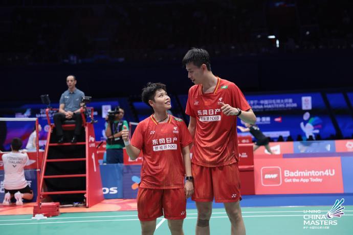 鏖战三局闯关！凤凰组合顽强挺进中国大师赛八强
 
2026年中国羽毛球大师赛赛场之上，混双头号种子冯彦哲与黄东萍组成的凤凰组合，献上一场扣人心弦的三局苦战。面对实力不俗的泰国对手，二人历经八十余分钟高强度对抗，顶住压力完成逆转，有惊无险拿下胜利，成功闯入赛事八强。
 
此役对于凤凰组合而言打得并