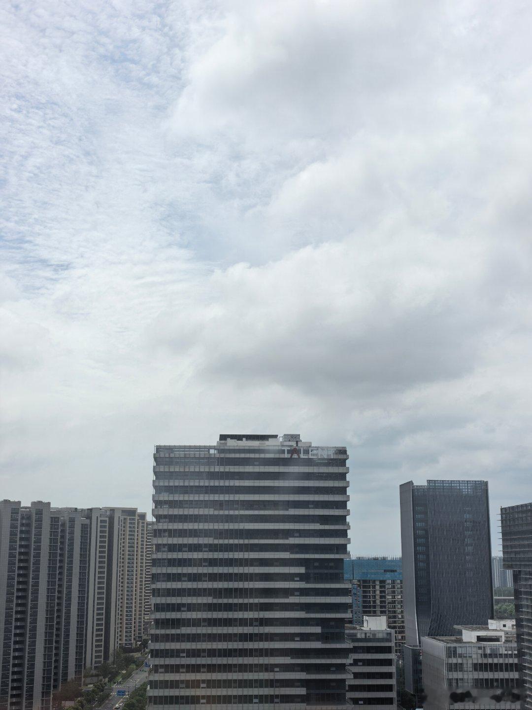 ⛅#南京日记# 南京。阴转多云。24～29℃。
        阴沉了一周，今天有点云彩了，傍晚还有绝美夕阳，终于快要转晴了。温度好舒服，看了下未来预测，今年貌似不会再热了。
        今天把材料都快弄完了，结账也终于搞定，心情放松不少。表姐今天来问我老爸的情况，小舅说要回南陵看看他小姐夫。想想他 ​