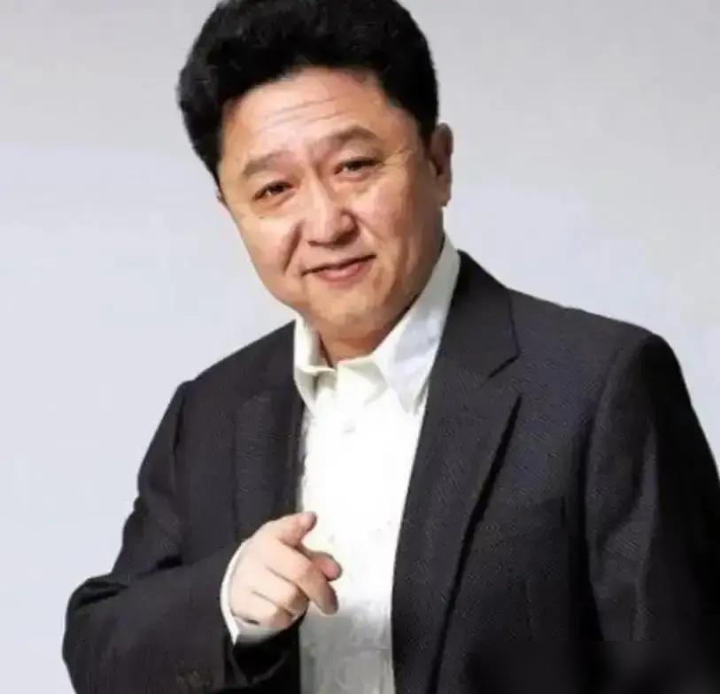 于谦半夜不睡觉，跑吴京屋里给人推拿去了。
马未都出钱，于谦拍戏，吴京伤了腰，于谦上手就给揉。喻恩泰在旁边看着，说这哪是兄弟，这是亲爹。这帮人凑一块儿，不聊片酬，不聊番位，就聊谁家马下驹了，谁腰又扭了。
于谦那本《玩儿》都出到第三版了，人还在德云社三十周年台上站着，转头又跟梁家辉演老刑警。
你看