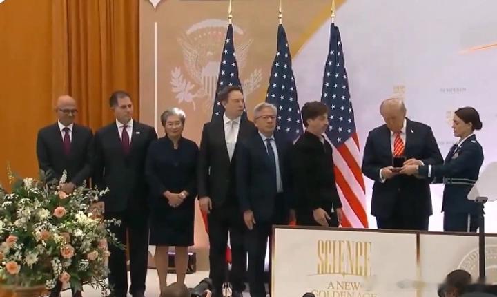 美国总统特朗普周四表彰科技界亿万富翁对美国作出的贡献，而就在几小时前，其中一位获奖者所领导的微软公司刚刚受到副总统万斯的指责，称其滥用签证制度，引进更多外国劳工。

值得注意的是，六位获表彰的科技领袖中，有五位是移民。

在表彰微软首席执行官萨提亚·纳德拉的仪式举行之前，副总统JD·万斯 ​
