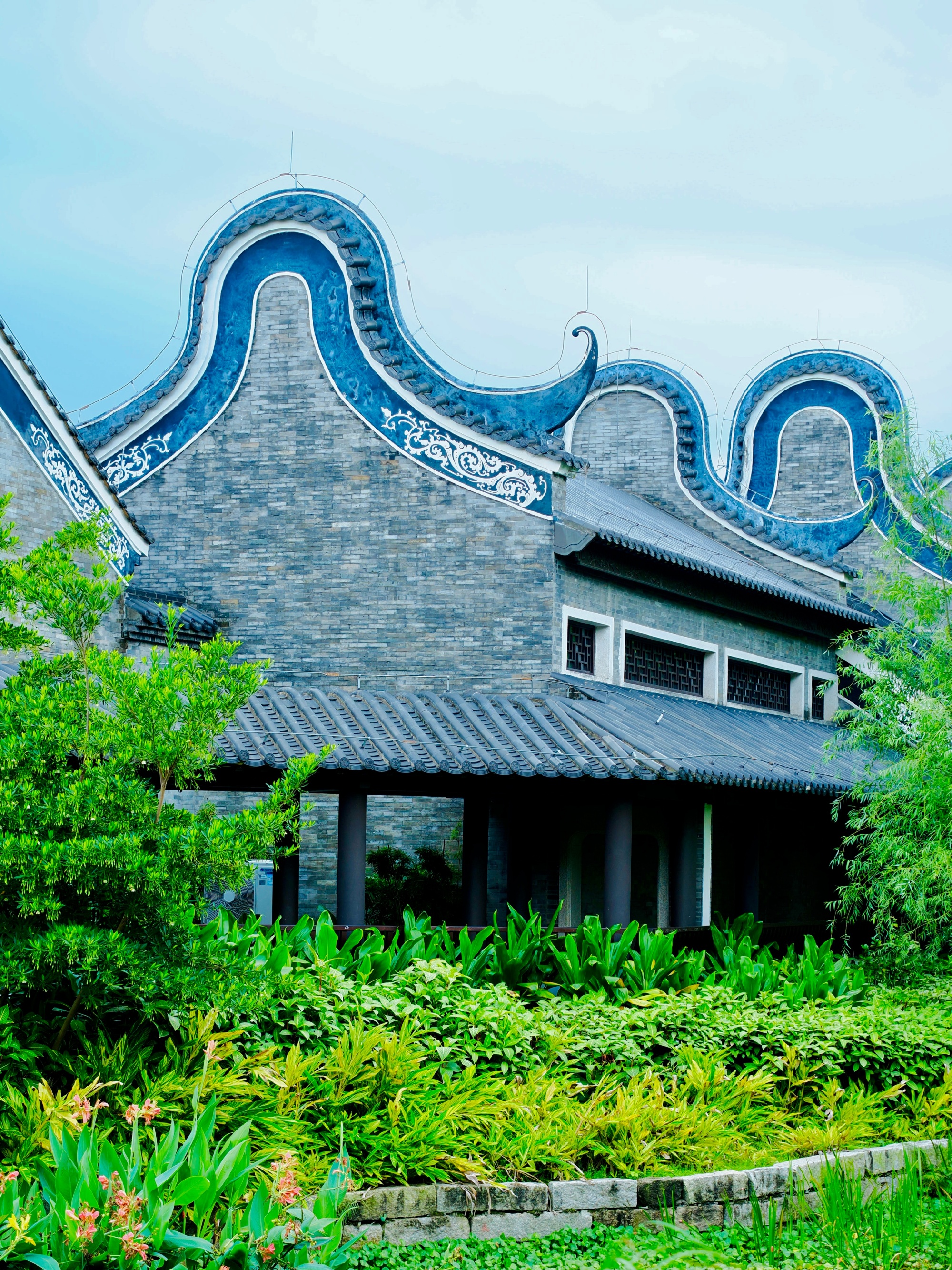 今天去了海珠湖旁的广州市文化馆，建筑体量还挺大的，包含了公共文化中心...