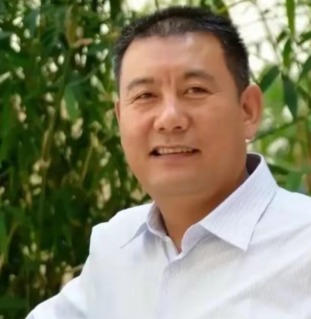 全网乌龙悼念！57岁王新军离世风波，一场名字引发的舆论闹剧,近日，一则“王新军病逝”的消息在网络刷屏，引发大规模舆论乌龙。众多网友看到消息后，默认离世的是演员秦海璐的丈夫王新军，纷纷涌入其社交账号留言悼念，满屏蜡烛刷屏，甚至有人质疑秦海璐沉默冷漠，闹出不小笑话。
事后真相曝光，离世的是57岁甘肃知名