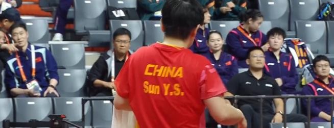 王曼昱4比2赢了孙颖莎，拿下亚运会女单金牌。赛后采访里王曼昱说了一句“莎莎有很多地方值得我学习”，孙颖莎则提到自己赛前伤病困扰、训练不系统，打到后面“能力有点跟不上”。这话听着体面，但细想挺扎心的——孙颖莎输球后说的是“没什么遗憾”，可一个顶尖运动员在决赛里“能力跟不上”，这本身就说明问题不在技术层