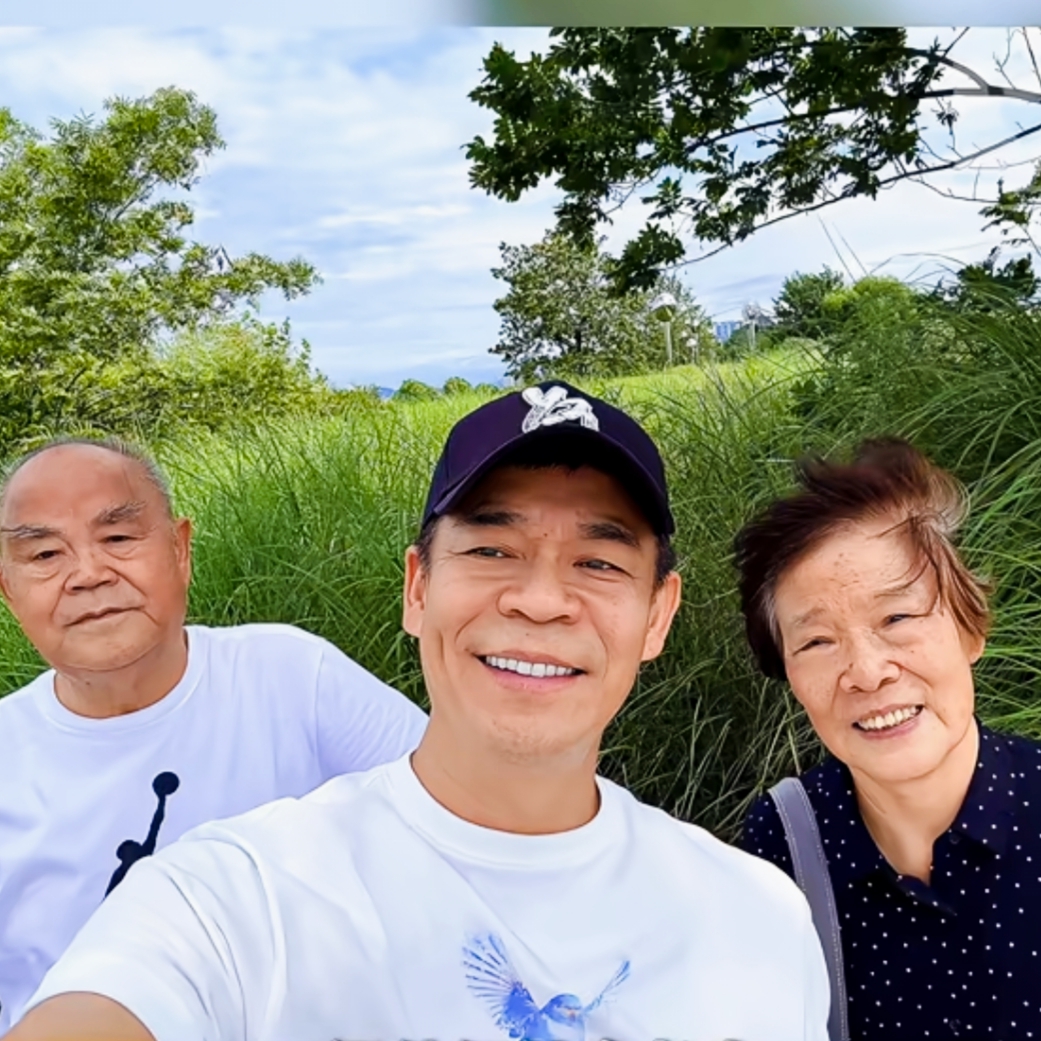 我问老婆，
现在孙浩57岁，
以他现在的条件为啥不结婚，却反而被贴上了清醒的标签？

现在的孙浩，日常不拍戏，就陪着母亲去逛街，或者带着家人一起去旅游，他这么好的条件，却不结婚。

我老婆却说：“他现在选择不婚，是因为他有不婚的底气。”老婆跟我说现在的孙浩还有名气，他在北京也有房子，而且还有这么多年